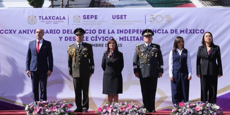 Encabeza gobernadora desfile cívico-militar por el CCXV aniversario del inicio de la independencia de México