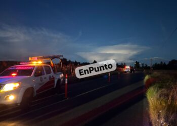 Camioenta 4tr0p3ll4 a hombre y mu3r3 en Huamantla.