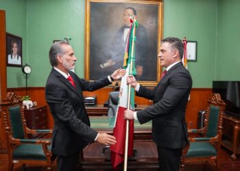 El alcalde Alfonso Sánchez García custodió el Lábaro Patrio y leyó el Acta de Independencia durante la noche del Grito.