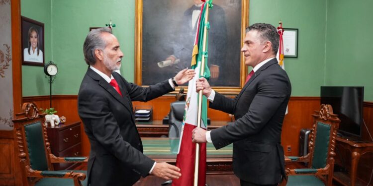 El alcalde Alfonso Sánchez García custodió el Lábaro Patrio y leyó el Acta de Independencia durante la noche del Grito.