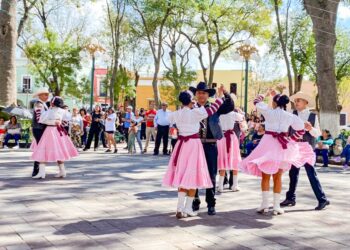 Acerca Ayuntamiento de Tlaxcala expresiones artísticas a la ciudadanía en la Plaza de la Constitución.