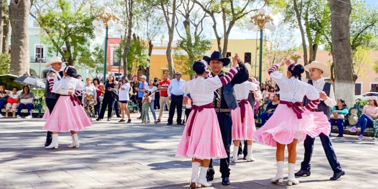 Acerca Ayuntamiento de Tlaxcala expresiones artísticas a la ciudadanía en la Plaza de la Constitución.