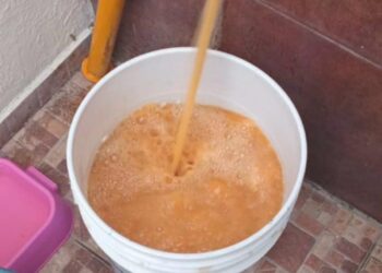 Denuncian vecinos mala calidad del agua potable en Huamantla.