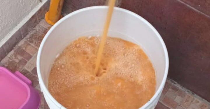 Denuncian vecinos mala calidad del agua potable en Huamantla.