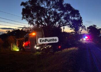 Conductor pierde el control de su unidad y vuelca en Huamantla.
