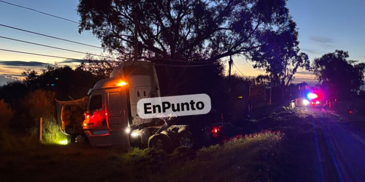 Conductor pierde el control de su unidad y vuelca en Huamantla.