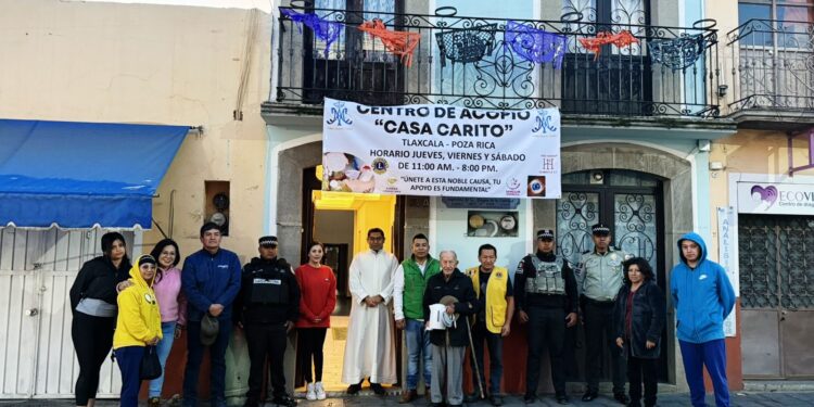 Entregan huamantlecos cerca de 9800 paquetes alimenticios en Poza Rica Veracruz.