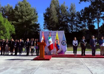 Fortalecen México y Colombia lazos académicos y culturales durante ceremonia cívica en SEPE-USET