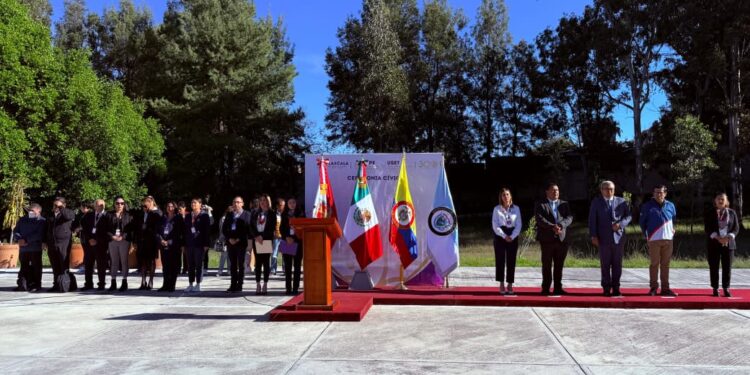 Fortalecen México y Colombia lazos académicos y culturales durante ceremonia cívica en SEPE-USET