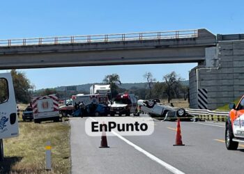 Choque frontal deja dos personas muertas y dos más prensadas en Zitlaltepec.