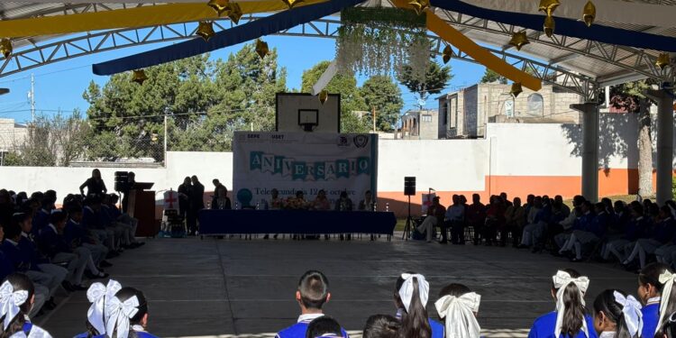 Conmemoran 45 años de fundación de ma escuela 12 de octubre en Benito Juárez.