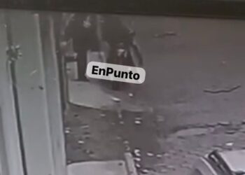 Evidencian a dos sujetos que asaltaron a jovencita en Huamantla.