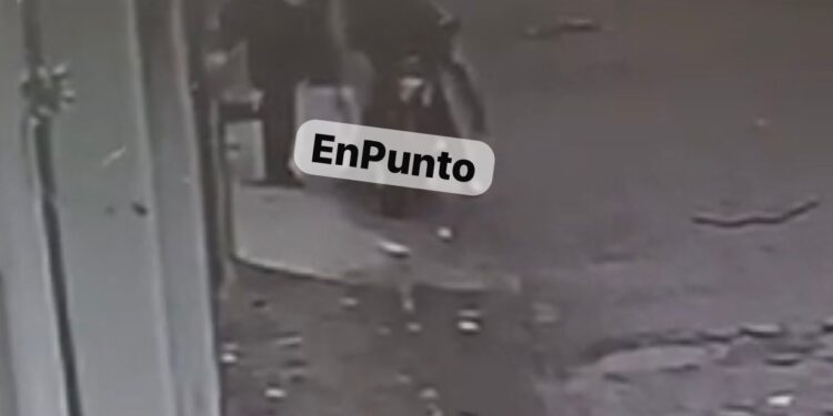 Evidencian a dos sujetos que asaltaron a jovencita en Huamantla.