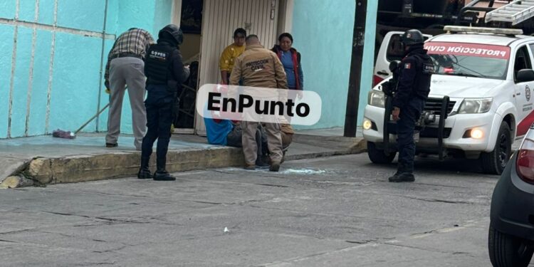 Trabajador cae de varios metros tras pintar una casa en Huamantla