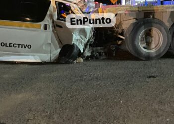 Chofer de colectivo resulta prensado en 4ccid3nt3 automovilístico en Huamantla.