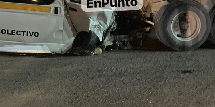Chofer de colectivo resulta prensado en 4ccid3nt3 automovilístico en Huamantla.