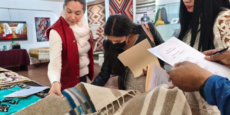 Evalúan talento artesanal tlaxcalteca en el XIV concurso estatal de textiles 2025