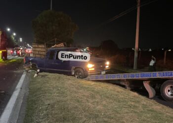 Comerciantes vuelcan su camioneta cargada de naranjas en Huamantla.
