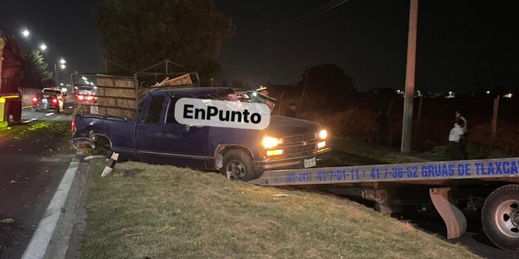 Comerciantes vuelcan su camioneta cargada de naranjas en Huamantla.