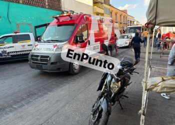 Atiende Cruz Roja a motociclista tras derrape en Huamantla.