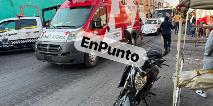 Atiende Cruz Roja a motociclista tras derrape en Huamantla.