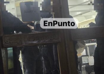 Atiende seguridad pública de Huamantla a jovencitos por actos indebidos en tienda departamental.