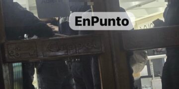 Atiende seguridad pública de Huamantla a jovencitos por actos indebidos en tienda departamental.