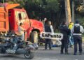 Motociclista impacta a camión y salva la v1d4 en Huamantla.