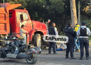 Motociclista impacta a camión y salva la v1d4 en Huamantla.