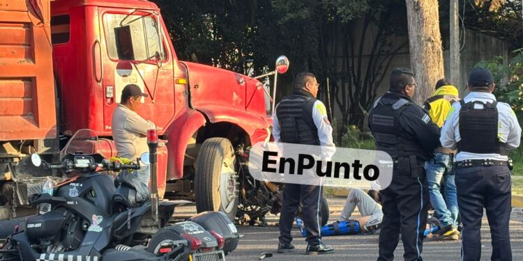 Motociclista impacta a camión y salva la v1d4 en Huamantla.