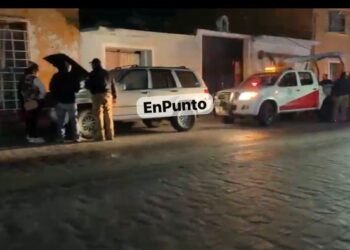 Atienden cuerpos de emergencia conato de incendio en camioneta en Huamantla.