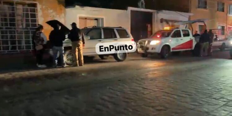 Atienden cuerpos de emergencia conato de incendio en camioneta en Huamantla.
