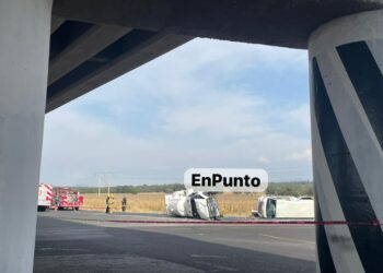 Choque entre una pipa de gas y colectiva deja un hombre sin vida en Xaloztoc.