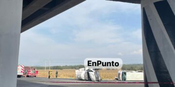 Choque entre una pipa de gas y colectiva deja un hombre sin vida en Xaloztoc.