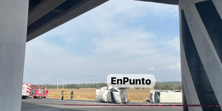 Choque entre una pipa de gas y colectiva deja un hombre sin vida en Xaloztoc.