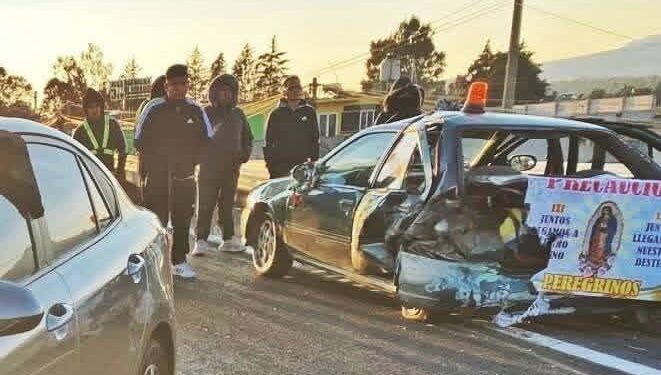 Choque a automóvil de peregrinos deja 4 lesionados en Xaloztoc.