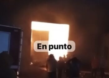 Tras varias horas sofocan incendio en bodega de pacas en Lázaro Cardenas.