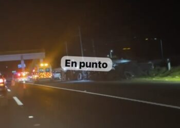Vehículo choca contra puente peatonal en Huamantla.