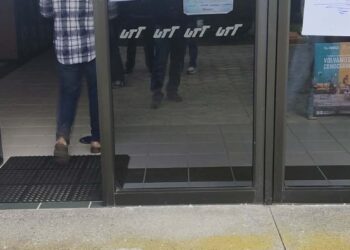 Se manifiestan docentes y administrativos de la UTT por falta de pagos.