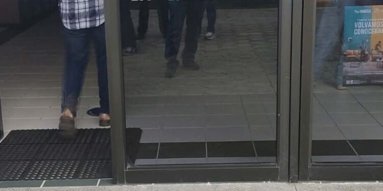 Se manifiestan docentes y administrativos de la UTT por falta de pagos.