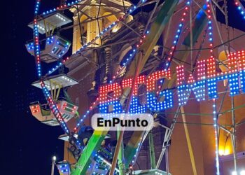 Con ayuda de Protección Civil, bajan personas de la rueda de la fortuna en Huamantla que se presentó falla.