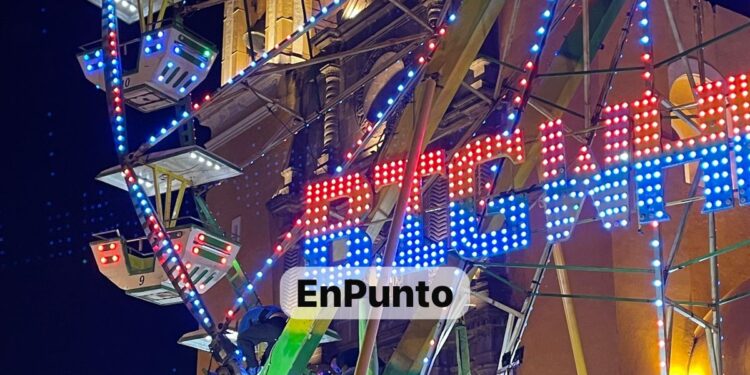 Con ayuda de Protección Civil, bajan personas de la rueda de la fortuna en Huamantla que se presentó falla.