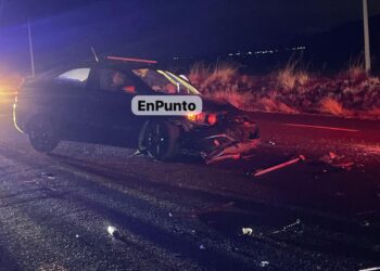 Ebrios sujetos impactan su vehículo contra unidad particular en Huamantla.