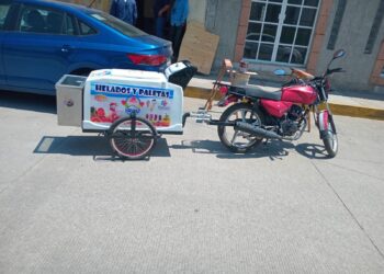 Roban motocicleta de estacionamiento de supermercado en Huamantla.