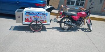 Roban motocicleta de estacionamiento de supermercado en Huamantla.